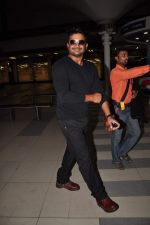 Madhavan snapped at the airport in Mumbai on 8th Oct 2012 (23).JPG